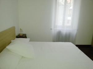 Giường trong phòng chung tại Riva San Vito 1