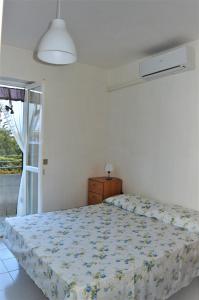 Ένα ή περισσότερα κρεβάτια σε δωμάτιο στο villetta rosa blu marina di modica
