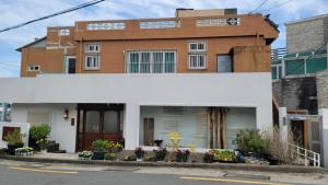 a house on the side of a street at Seoungho Kim in Ch'ŏngsap'o