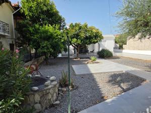 a garden with a pole in the middle of a yard at Janis Home in Chrani