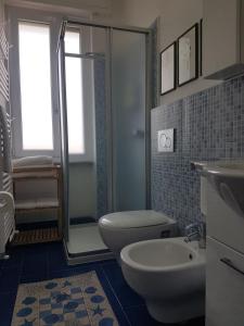 a bathroom with a toilet and a shower and a sink at Il Cuore di Santa è tutto blu in Santa Margherita Ligure +8 photos