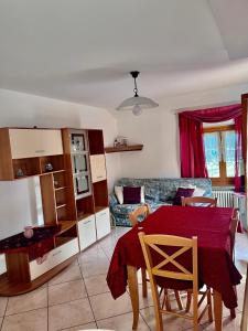 a living room with a table and a couch at La villetta di Lilly in Predaia