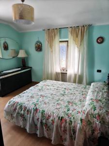 a bedroom with a bed and a window at La villetta di Lilly in Predaia