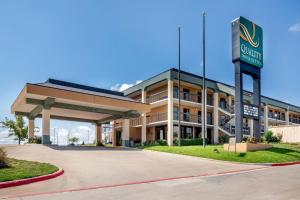 a front view of a hotel with a sign at Quality Inn West Fort Worth in Fort Worth