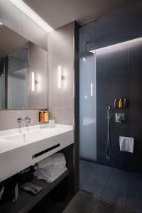 a bathroom with a sink and a shower at Hotel Ogar Tomelloso in Tomelloso +26 photos