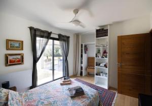 a bedroom with a bed and a window at Villa Helychrisa in Aléria