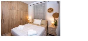 ein Schlafzimmer mit einem Bett, auf dem zwei Handtücher liegen in der Unterkunft Jack Villa's in Chavgas
