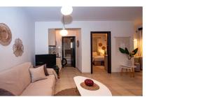 ein Wohnzimmer mit Sofa und Tisch in der Unterkunft Jack Villa's in Chavgas