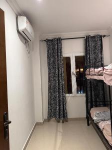 a room with two bunk beds and a window at Duplex nr 3 à Bandal in Kinshasa