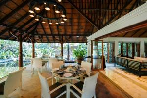 a dining room with a table and chairs at Indian Summer House in Mūvattupula