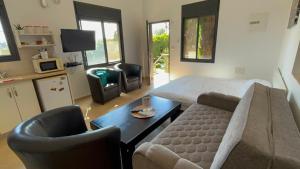 a living room with a bed and a table and chairs at Zimmer Monte in Dāliyat el Karmil