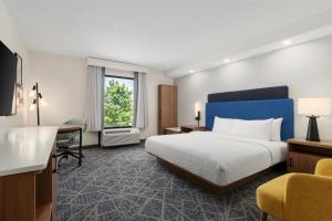 a hotel room with a bed and a desk at Hampton Inn Farmville in Farmville +34 photos