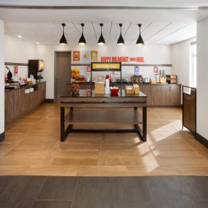 a restaurant with a counter in the middle of a room at Hampton Inn & Suites Richmond Glenside in Richmond