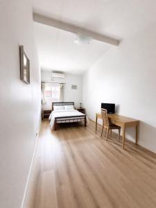 a white room with a bed and a desk and a bed sidx sidx sidx sidx at Box Hill Student Accommodation and Rooming House in Box Hill
