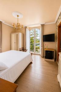 a bedroom with a large bed and a large window at Casona Naviega in Navia