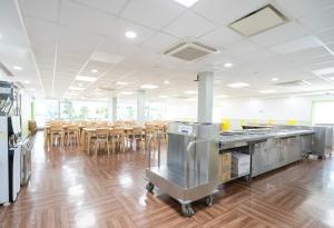 a large room with tables and chairs and a cafeteria at 프레지던트 신라연수원 in Gyeongju