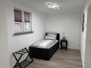 a living room with a black ottoman in a room at Ferienwohnung Frankenruhe in Strullendorf