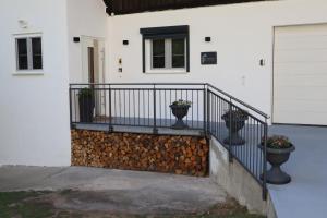 a house with two potted plants on a balcony at Ferienwohnung Frankenruhe in Strullendorf