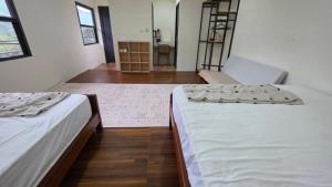 two beds sitting in a room with a room with at 如家小憩 in Shui-t'ien