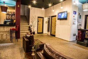 TV a/nebo společenská místnost v ubytování Hotel Restaurant 6ATO RiLa + 27 fotografií