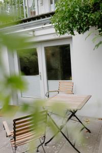 two benches sitting in front of a house at Stabenweg Whg. 1 in Göhren +3 photos