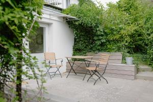 a table and chairs sitting next to a building at Stabenweg Whg. 1 in Göhren