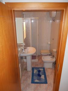 ガリポリにあるAppartamento Lybraのバスルーム(洗面台、トイレ付)