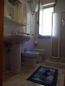 ガリポリにあるAppartamento Lybraのバスルーム(洗面台、トイレ付)、窓が備わります。