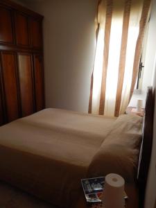 ガリポリにあるAppartamento Lybraの小さなベッドルーム(窓付きのベッド付)