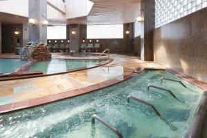 a large indoor hot tub in a hotel room at Yumoto Noboribetsu in Noboribetsu