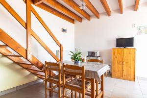 a dining room with a table and chairs at Duplex N°6 - Résidence Balnéaire in Le Port-des-Barques