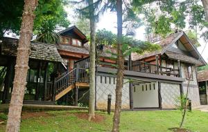 a large house with a balcony and a garage at Phuingfah in Ban Tai