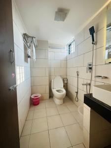 ein Badezimmer mit Toilette und Waschbecken in der Unterkunft White Park Hotel & Suites in Chittagong