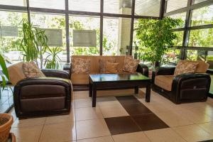 a living room with couches and a coffee table at Everest Hotel in Etropole