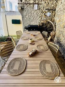 a wooden table with chairs and hats on it at Le carpe diem in Pomas