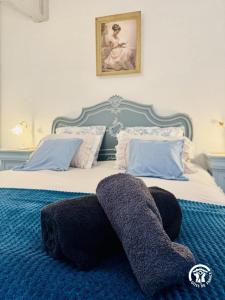 a bed with two large towels on it at Le carpe diem in Pomas