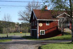 a red barn with a face painted on the side at Ladugårdens Pub & Sal in Enhörna