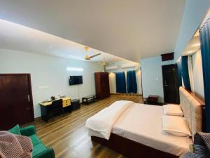 ein Schlafzimmer mit einem Bett und einem Schreibtisch in einem Zimmer in der Unterkunft Ocean Residence in Chittagong