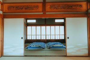 a bunk bed in a room with two blankets at Kacho-en / Vacation STAY 1048 in Mitoyo
