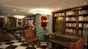 a library with a couch and book shelves with books at Elite World Nest Van in Van