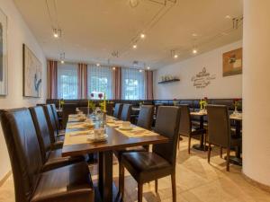 a dining room with a long table and chairs at Stuttgart Großbettlingen Hotel by Belvilla in Großbettlingen