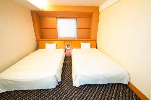 two beds in a small room with a window at Hashima - Hotel - Vacation STAY 51161v in Hashima