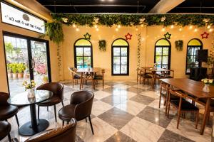 a restaurant with tables and chairs and lights at White House Hotel Kamphaeng Phet in Ban Tha Dua