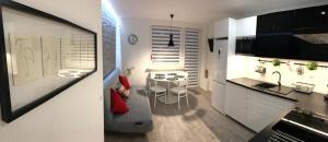 een keuken en een woonkamer met een tafel bij D&M Apart Sienkiewicza 18 in Białystok