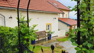 a house with a bench in the yard at Häuschen blaues Pferd in Wallerfing