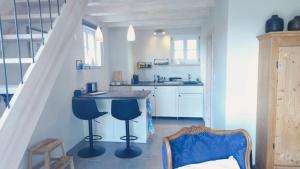 a kitchen with a table and chairs in a room at Häuschen blaues Pferd in Wallerfing