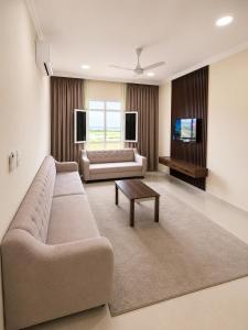 a large living room with a couch and a tv at بناية حمران-RED-9-Hamren in Ma‘mūrah