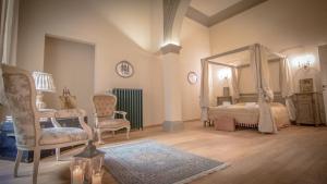 A bed or beds in a room at Stunning Apt 5min Walk to Duomo