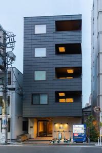 a tall black building with windows on a city street at winco - Vacation STAY 06658v in Tokyo