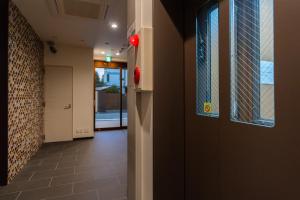 a hallway with a door and a window and a hallway with at winco - Vacation STAY 06658v in Tokyo